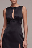 Petite robe noire moulante en satin à col bateau à trou de serrure