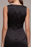 Petite robe noire moulante en satin à col bateau à trou de serrure