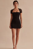 Petite robe noire moulante à manches courtes en maille