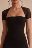 Petite robe noire moulante à manches courtes en maille