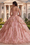 Robe de bal rose à volants dénudée