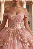 Robe de bal rose à volants dénudée