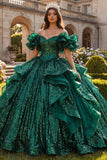 Robe de bal vert foncé à volants tombés sur l’épaule