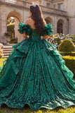 Robe de bal vert foncé à volants tombés sur l’épaule