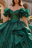 Robe de bal vert foncé à volants tombés sur l’épaule