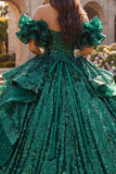 Robe de bal vert foncé à volants tombés sur l’épaule
