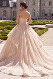 Robe de bal à volants avec application sans bretelles au champagne
