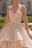 Robe de bal à volants avec application sans bretelles au champagne