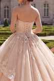 Robe de bal à volants avec application sans bretelles au champagne
