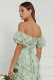 Longue robe de demoiselle d’honneur à fleurs en sauge poussiéreuse à volants décollée
