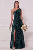 Robe longue de demoiselle d’honneur en velours brûlé vert foncé en ligne A sur une épaule avec fente latérale