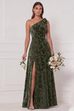 Robe longue de demoiselle d’honneur en velours brûlé vert foncé en ligne A sur une épaule avec fente latérale