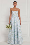 Une robe longue de demoiselle d’honneur à motifs de fleurs bleu-blanc imprimées en ligne