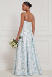 Une robe longue de demoiselle d’honneur à motifs de fleurs bleu-blanc imprimées en ligne
