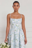 Une robe longue de demoiselle d’honneur à motifs de fleurs bleu-blanc imprimées en ligne