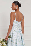 Une robe longue de demoiselle d’honneur à motifs de fleurs bleu-blanc imprimées en ligne