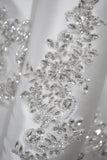 Costumes de mariage blancs 2 pièces à revers point, un bouton, avec perles