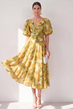 Robe midi fleurie jaune à col en V froncée avec manches bouffantes