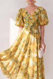 Robe midi fleurie jaune à col en V froncée avec manches bouffantes