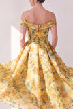 Robe midi fleurie jaune à chiffon en mousseline dénudée avec poches