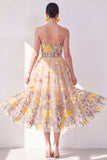 Robe midi fleurie brodée en tulle abricot bretelé