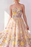 Robe midi fleurie brodée en tulle abricot bretelé