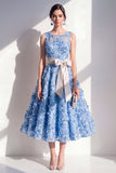 Robe midi fleurie bleue à col rond appliquée avec nœud