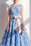 Robe midi fleurie bleue à col rond appliquée avec nœud