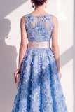 Robe midi fleurie bleue à col rond appliquée avec nœud