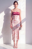 Robe midi fleurie sans bretelles en satin rose avec fente