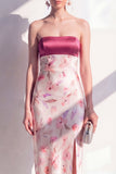 Robe midi fleurie sans bretelles en satin rose avec fente