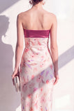 Robe midi fleurie sans bretelles en satin rose avec fente