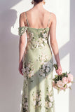 Longue robe de demoiselle d’honneur à longues bretelles florales en satin vert sauge
