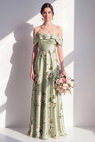 Longue robe de demoiselle d’honneur longue à fleurs en satin vert sauge à épaules décalées