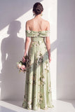 Longue robe de demoiselle d’honneur longue à fleurs en satin vert sauge à épaules décalées