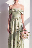 Longue robe de demoiselle d’honneur longue à fleurs en satin vert sauge à épaules décalées