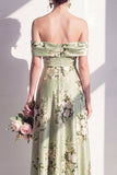 Longue robe de demoiselle d’honneur longue à fleurs en satin vert sauge à épaules décalées