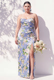 Robe de demoiselle d’honneur bleue fleurie froncée bleue sans bretelles avec fente