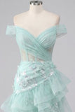 Robe de balles à la fine avec corset menthe et paillettes à l’épaule dénudée