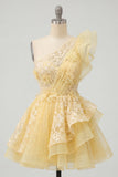 Robe de fin d’année à fleurs à volants jaune beurre à volants sur une épaule