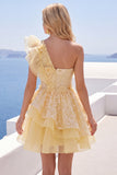 Robe de fin d’année à fleurs à volants jaune beurre à volants sur une épaule