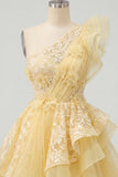 Robe de fin d’année à fleurs à volants jaune beurre à volants sur une épaule