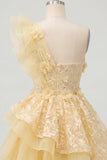 Robe de fin d’année à fleurs à volants jaune beurre à volants sur une épaule