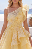 Robe de fin d’année à fleurs à volants jaune beurre à volants sur une épaule