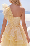 Robe de fin d’année à fleurs à volants jaune beurre à volants sur une épaule