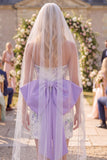Robe de mariée courte moulante, bricolée en dentelle fleurie violette blanche et moulante, avec des voiles