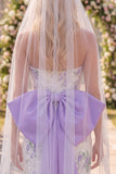 Robe de mariée courte moulante, bricolée en dentelle fleurie violette blanche et moulante, avec des voiles
