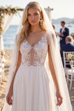 Chiffon fleuri blanc Une robe de mariée de plage à trou de serrure à col en V avec voiles