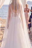 Chiffon fleuri blanc Une robe de mariée de plage à trou de serrure à col en V avec voiles
