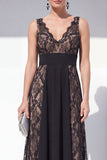 Robe formelle en dentelle noire à col en V